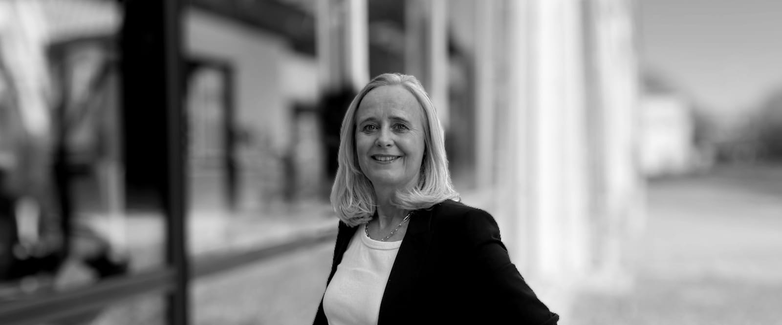 Maike Buhr smiling, on a street in Munich